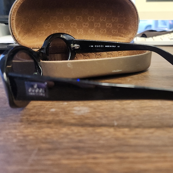 Shiny black Oval Frame Gucci sunglasses women - Picture 2 of 3